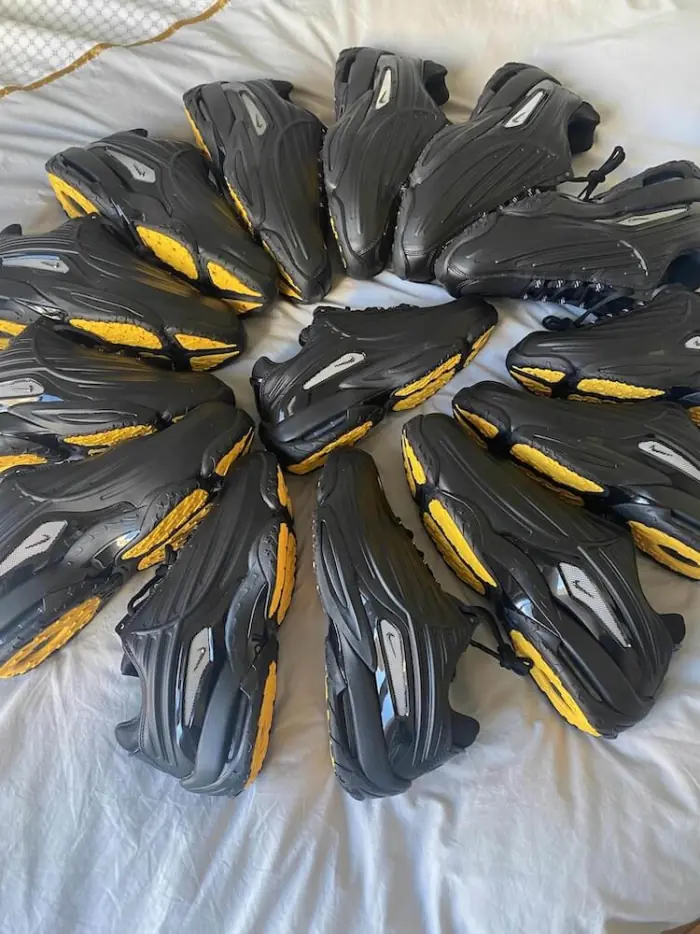 Paires de Nike x NOCTA Hot Step 2 noires disposées en cercle