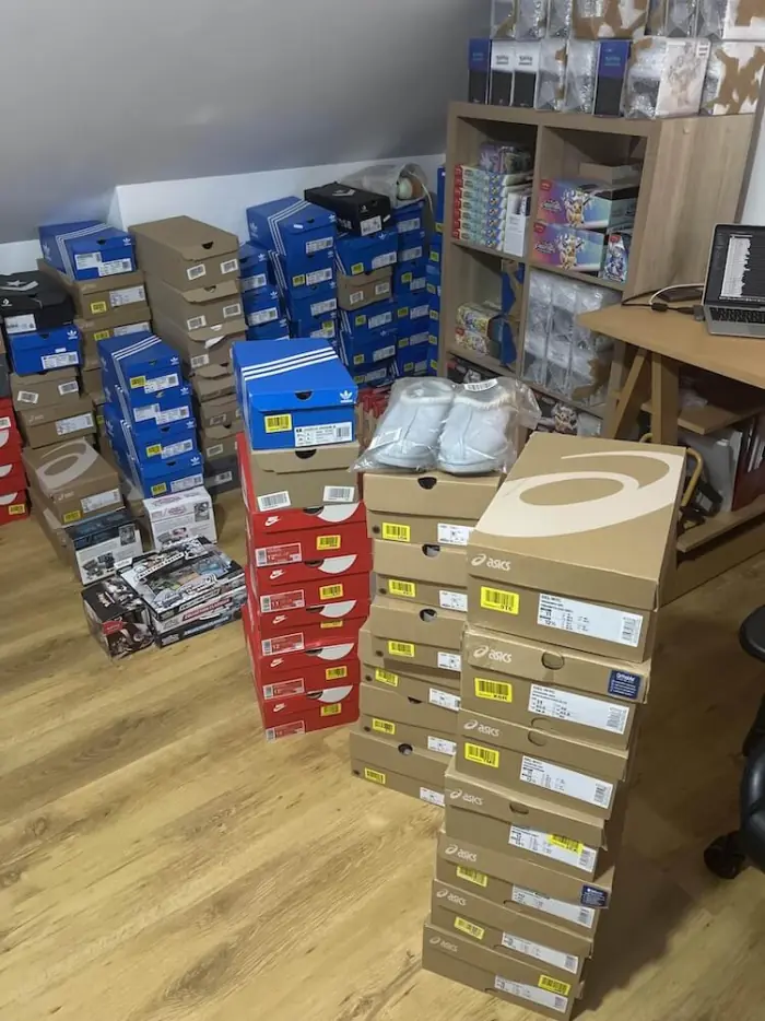 Stock de boîtes de sneakers ASICS et adidas