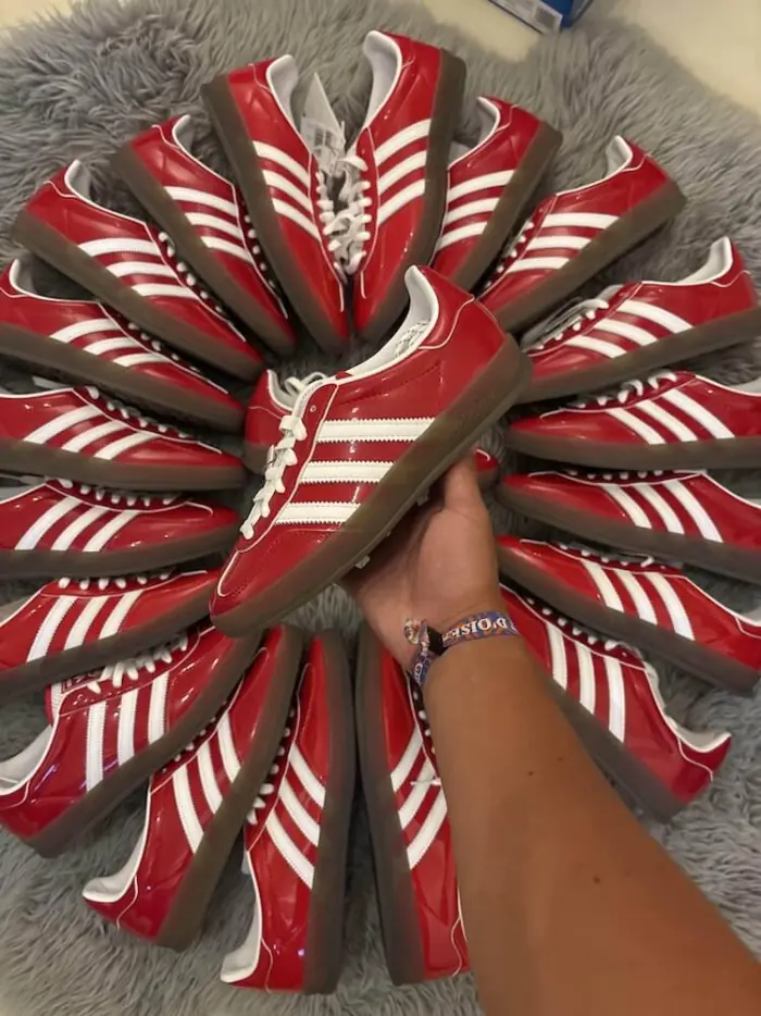 Paires d'adidas rouges vernies disposées en cercle
