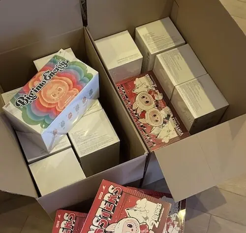 Cartons de figurines Pop Mart Labubu achetées pour la revente