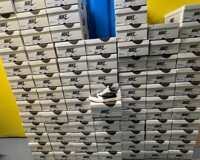 Stock de boîtes Nike achetées en volume par un membre Proxcop